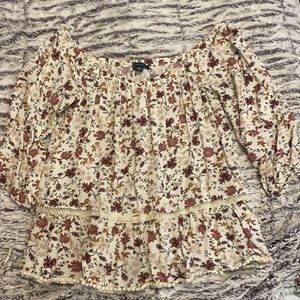 American eagle top. Off the shoulder or regular. You can wear it either way.